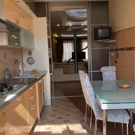 Spacious 4-bedroom Near Center & Arcadia *