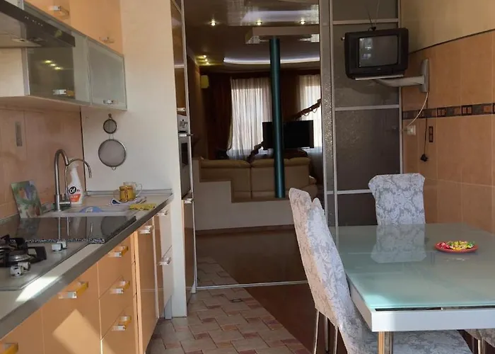 Spacious 4-bedroom Near Center & Arcadia *